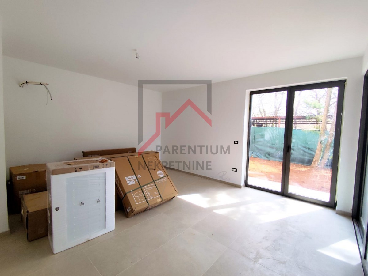 Istria, zona Parenzo - Appartamento al piano terra di 68 m², due camere da letto, cortile, terrazza, edificio di nuova costruzione.
