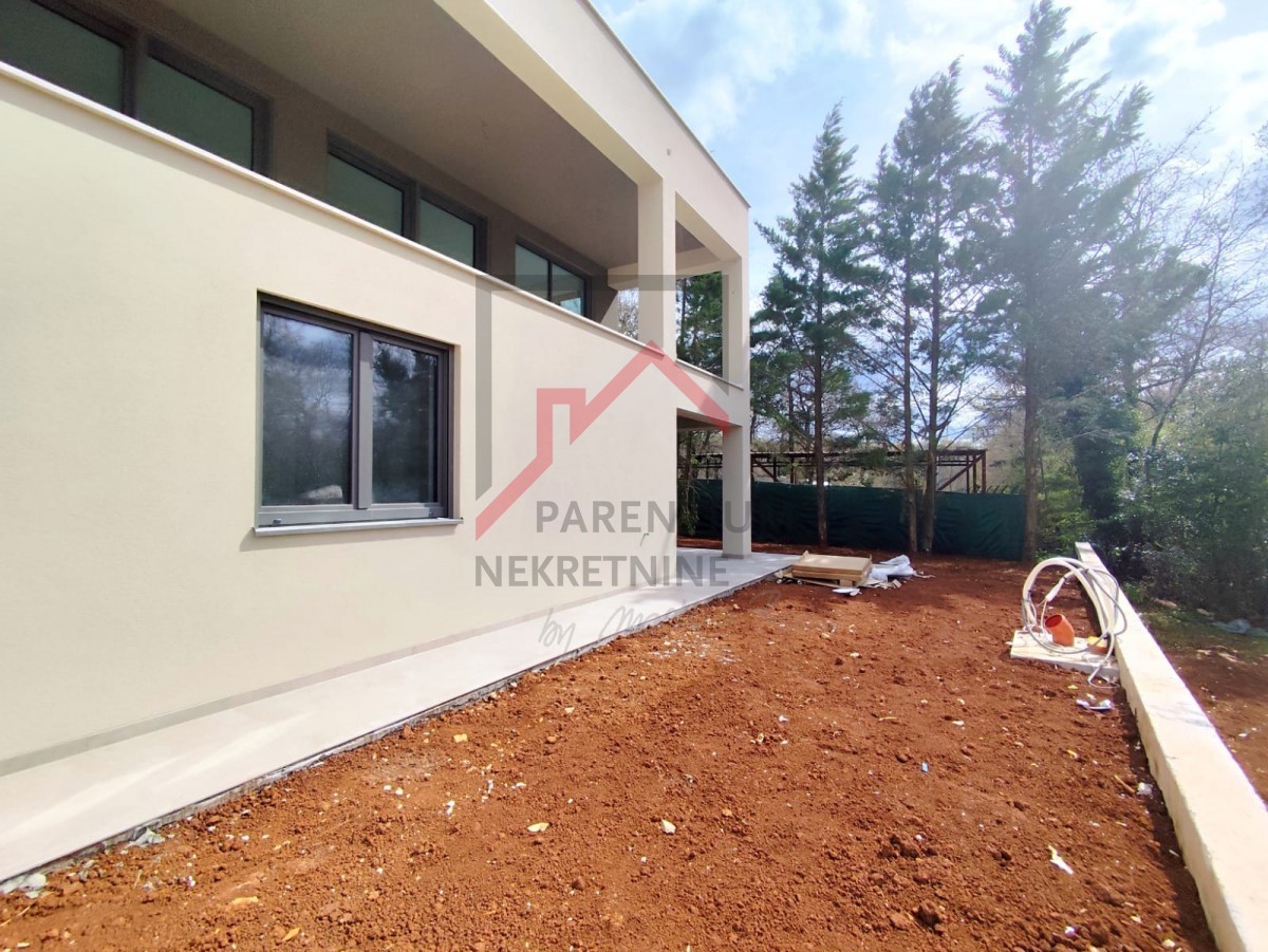 Istria, zona Parenzo - Appartamento al piano terra di 68 m², due camere da letto, cortile, terrazza, edificio di nuova costruzione.