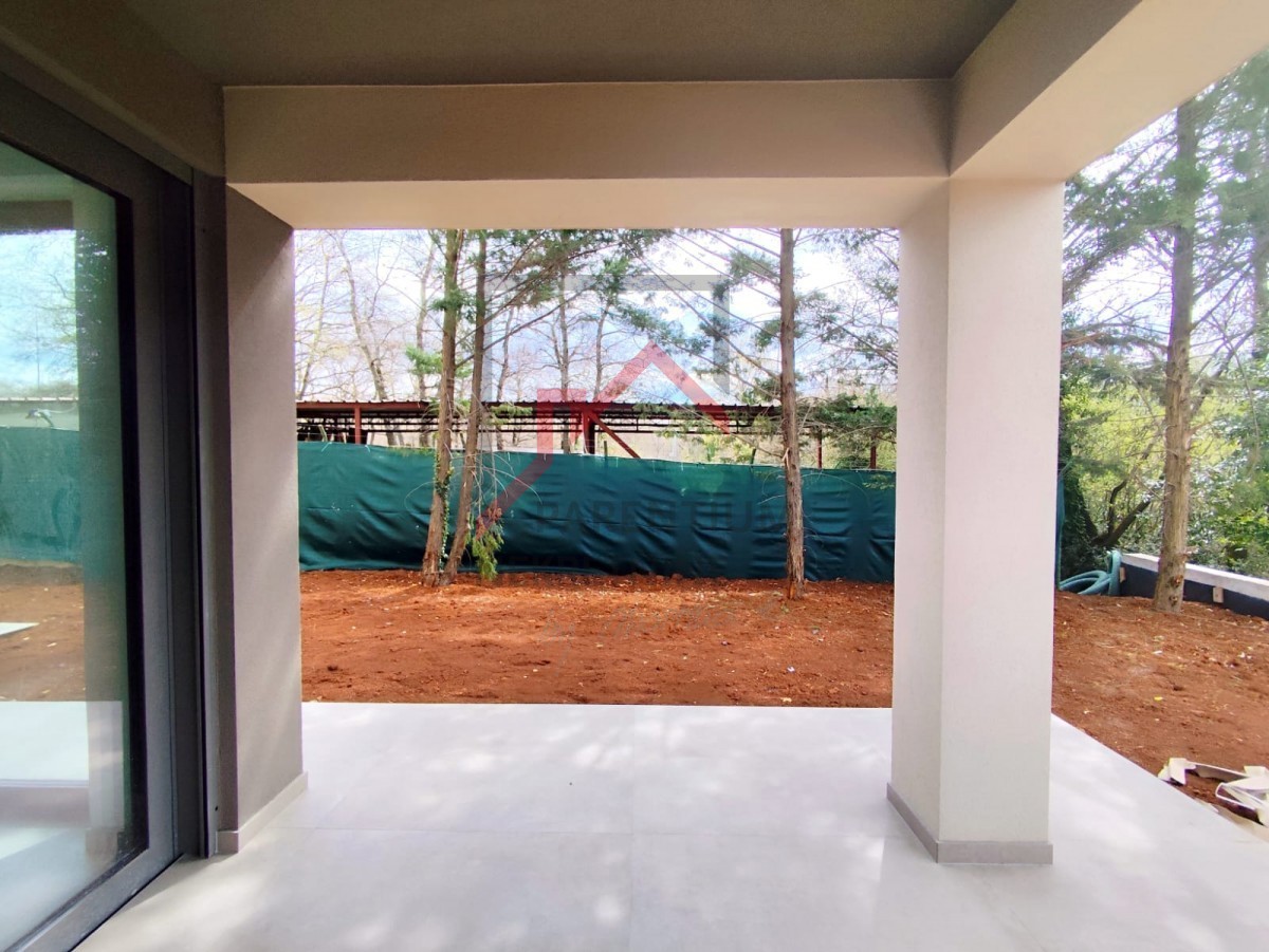 Istria, zona Parenzo - Appartamento al piano terra di 68 m², due camere da letto, cortile, terrazza, edificio di nuova costruzione.