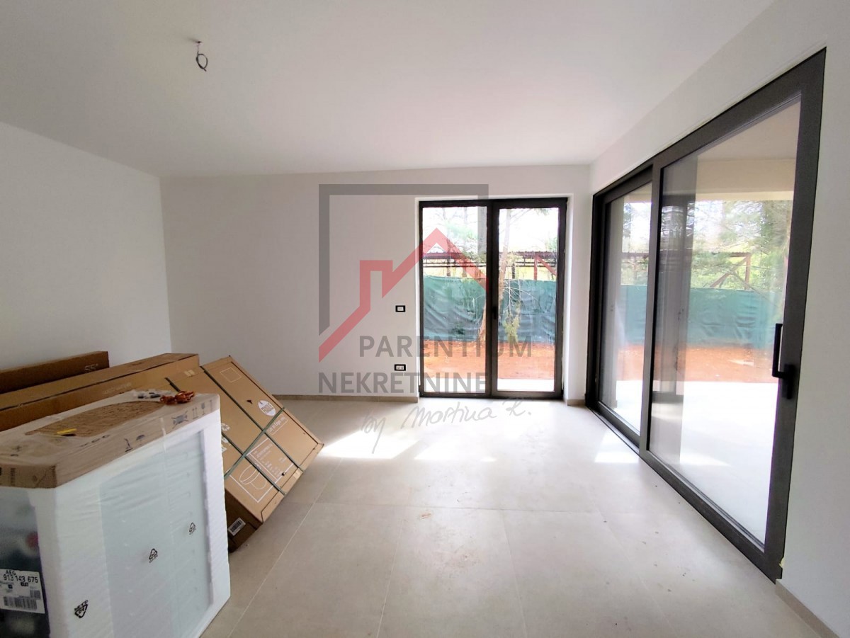 Istria, zona Parenzo - Appartamento al piano terra di 68 m², due camere da letto, cortile, terrazza, edificio di nuova costruzione.