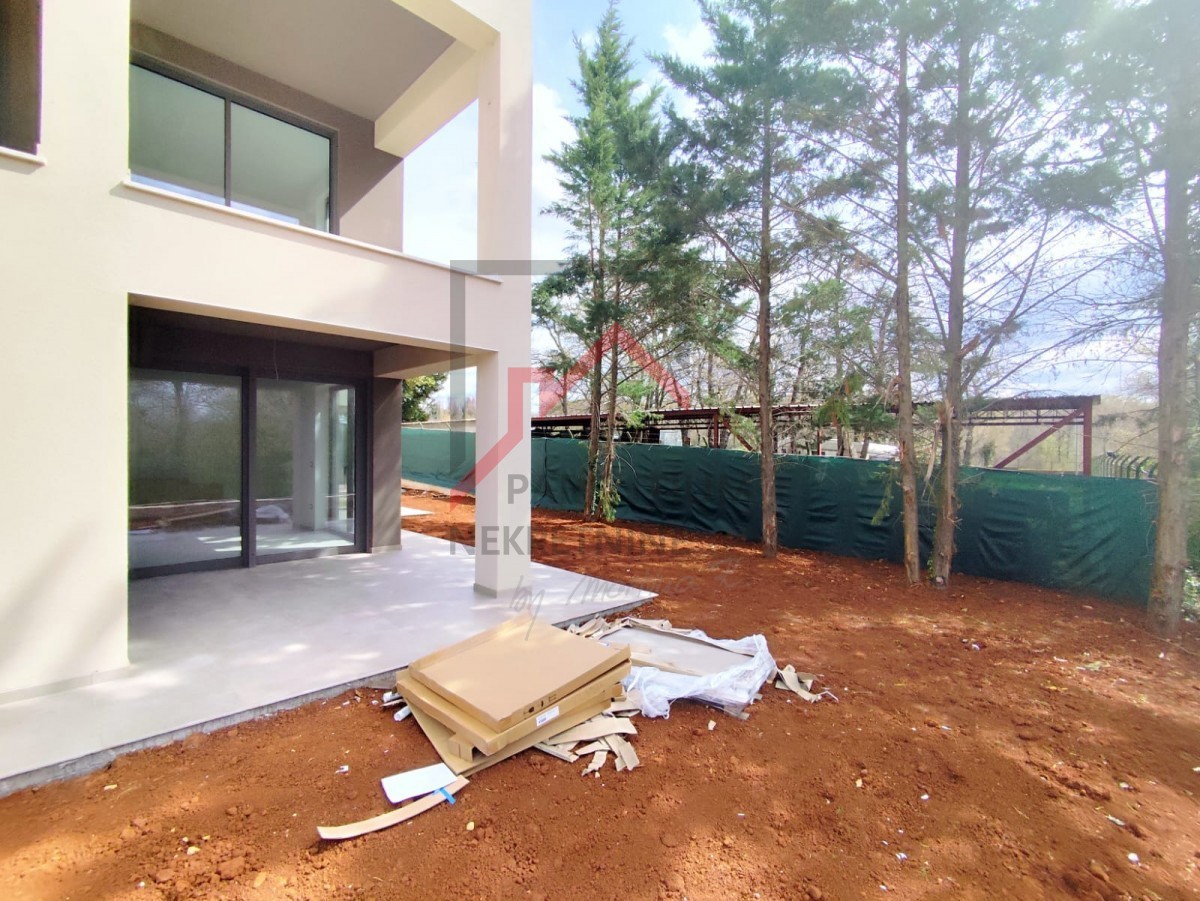 Istria, zona Parenzo - Appartamento al piano terra di 68 m², due camere da letto, cortile, terrazza, edificio di nuova costruzione.
