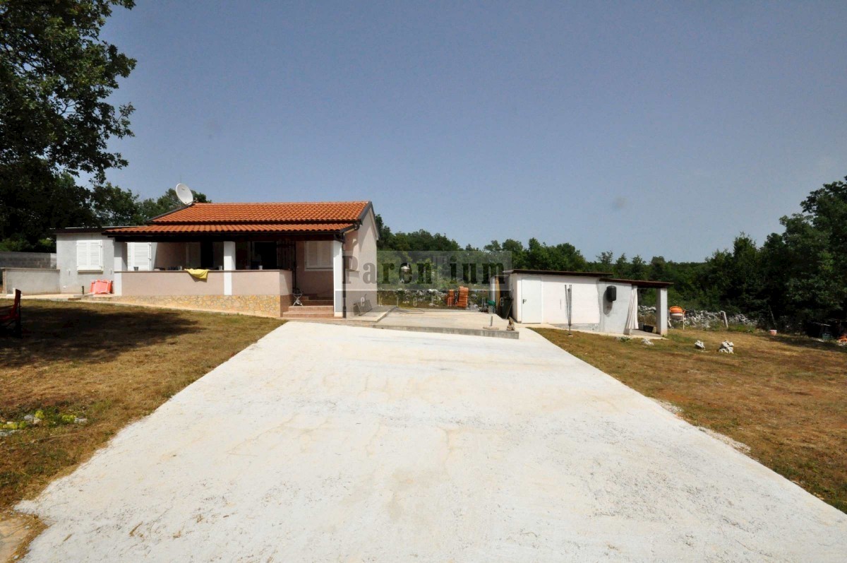 Casa a un piano su terreno agricolo