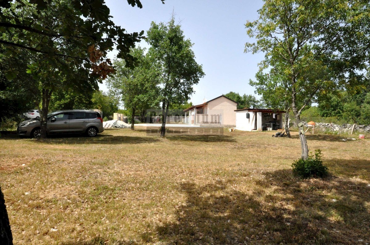 Casa a un piano su terreno agricolo