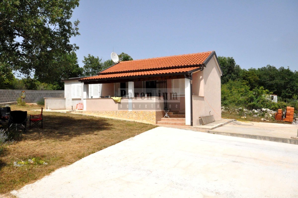 Casa a un piano su terreno agricolo