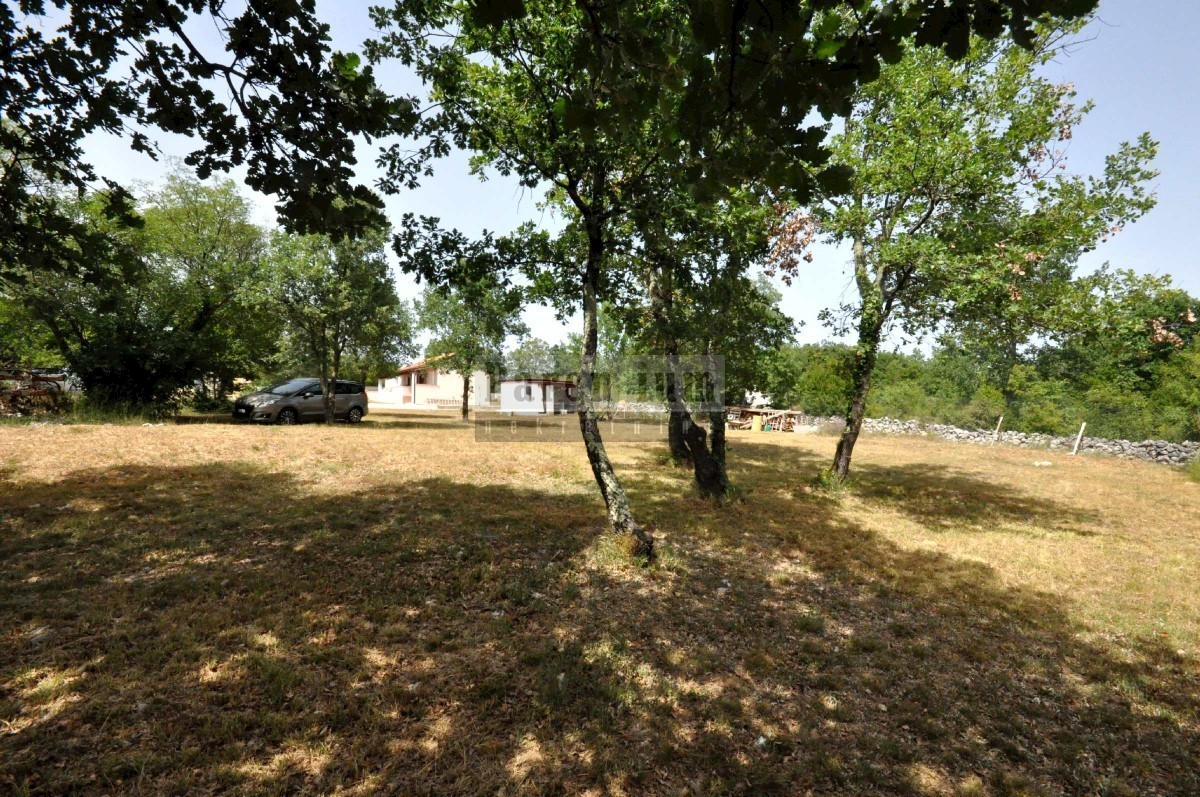 Casa a un piano su terreno agricolo