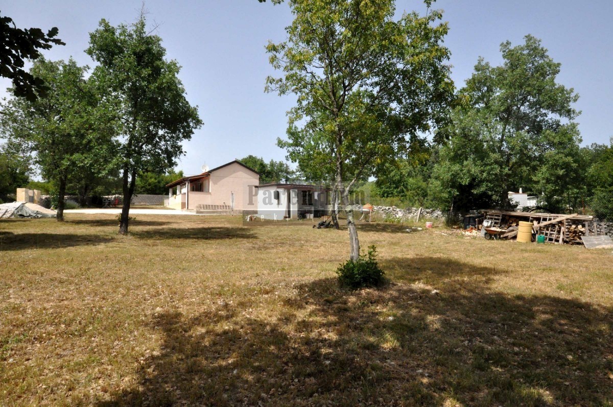 Casa a un piano su terreno agricolo