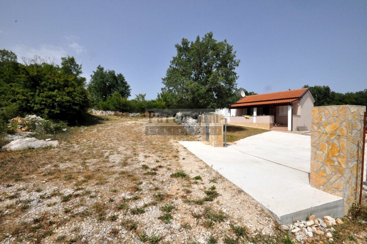 Casa a un piano su terreno agricolo