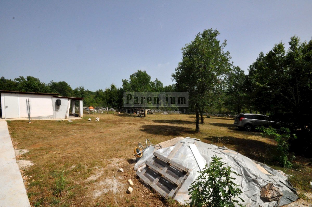 Casa a un piano su terreno agricolo