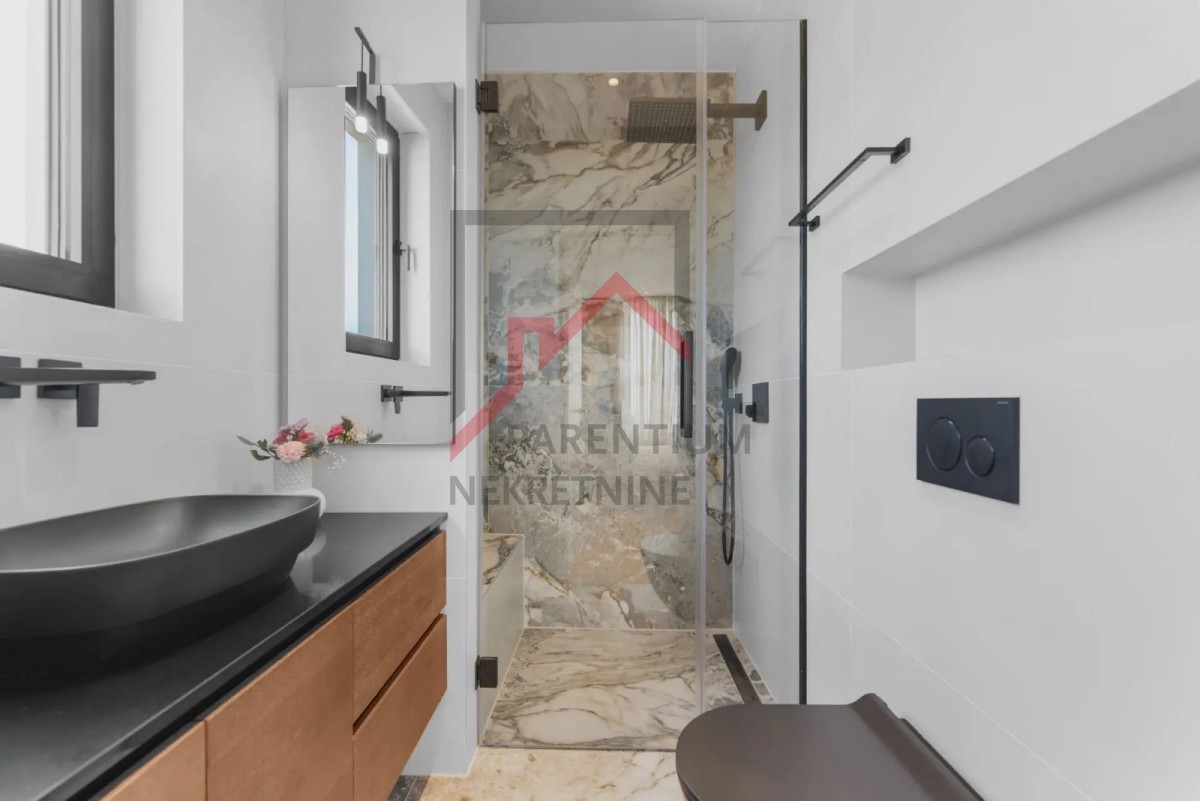 Istria, Parenzo - Attico moderno di lusso a 800 metri dal mare con vista mare