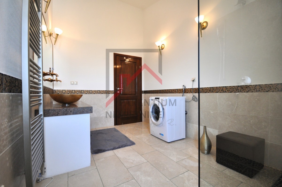 Istria, Parenzo - ESCLUSIVO - Casa con piscina e due appartamenti separati a 4 km dal mare