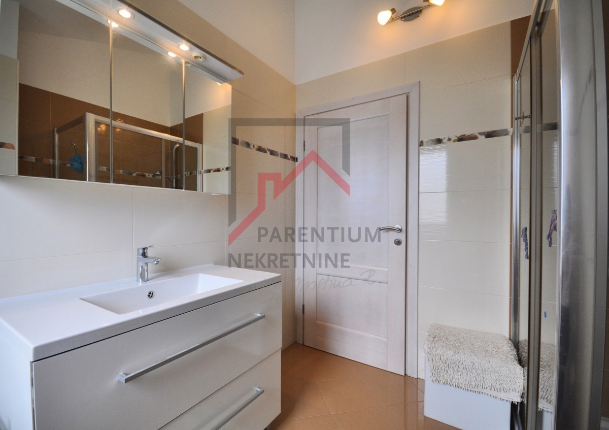 Istria, Parenzo - ESCLUSIVO - Casa con piscina e due appartamenti separati a 4 km dal mare