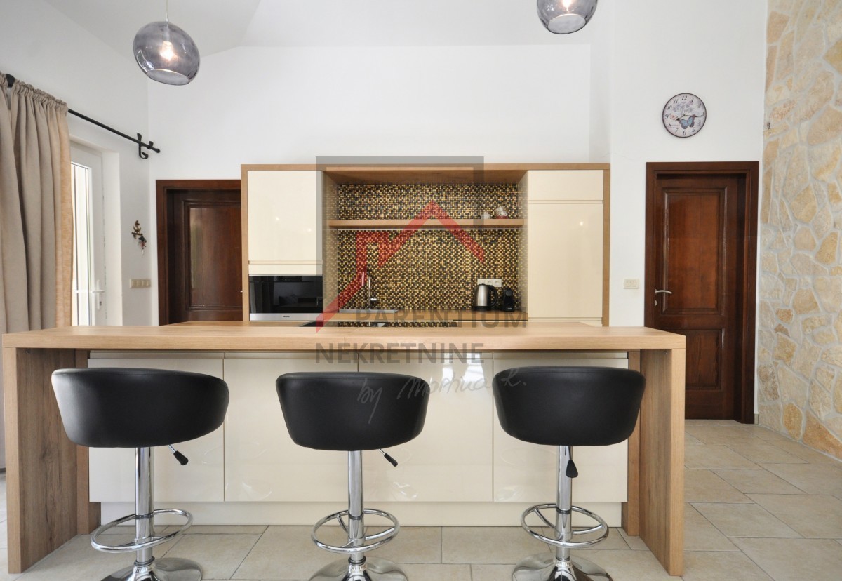 Istria, Parenzo - ESCLUSIVO - Casa con piscina e due appartamenti separati a 4 km dal mare