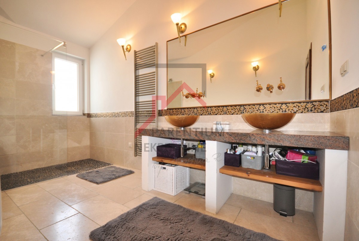 Istria, Parenzo - ESCLUSIVO - Casa con piscina e due appartamenti separati a 4 km dal mare