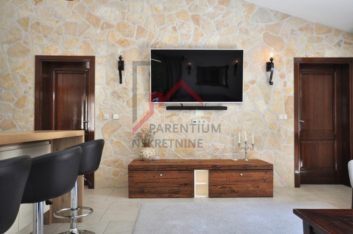 Istria, Parenzo - ESCLUSIVO - Casa con piscina e due appartamenti separati a 4 km dal mare