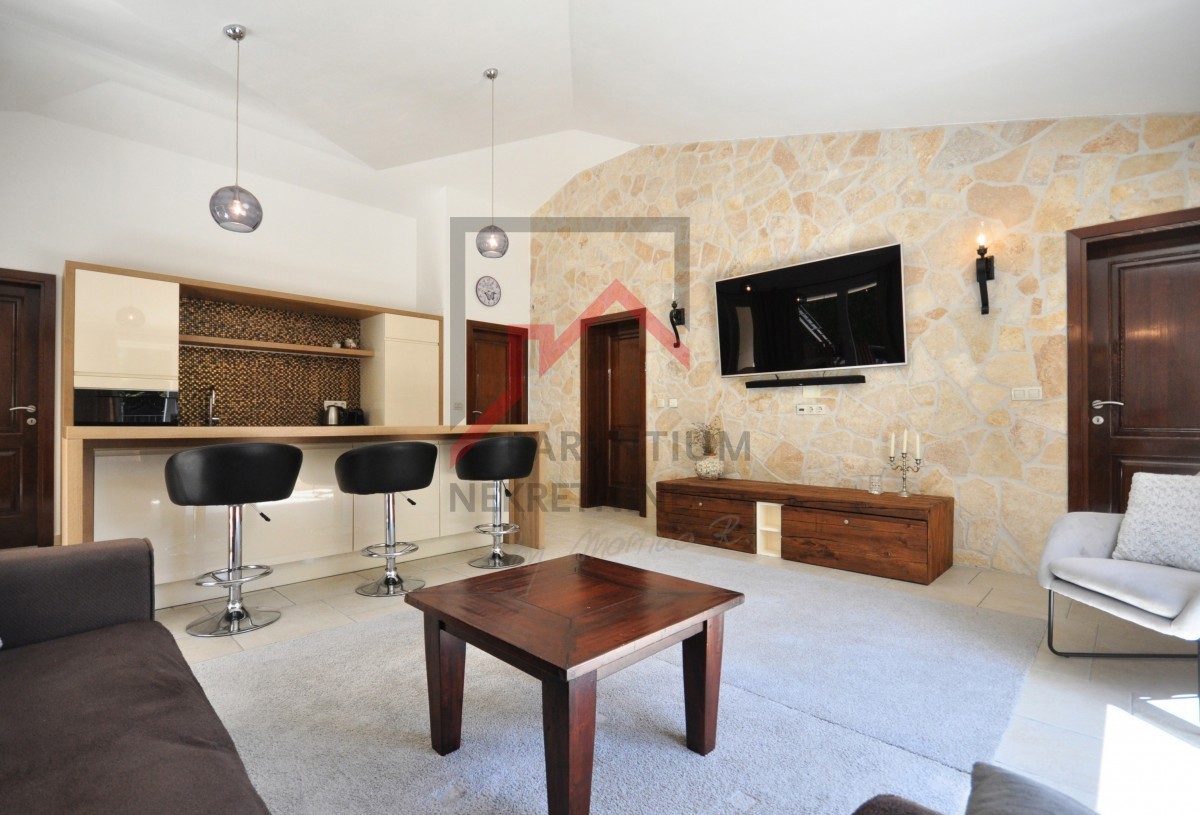 Istria, Parenzo - ESCLUSIVO - Casa con piscina e due appartamenti separati a 4 km dal mare