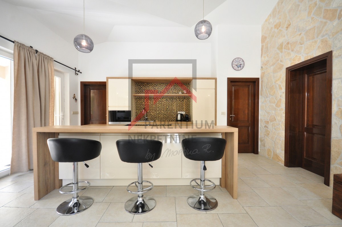 Istria, Parenzo - ESCLUSIVO - Casa con piscina e due appartamenti separati a 4 km dal mare