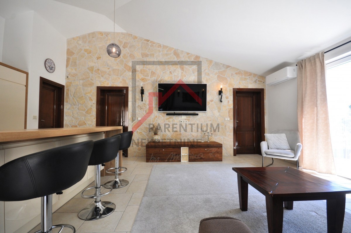 Istria, Parenzo - ESCLUSIVO - Casa con piscina e due appartamenti separati a 4 km dal mare