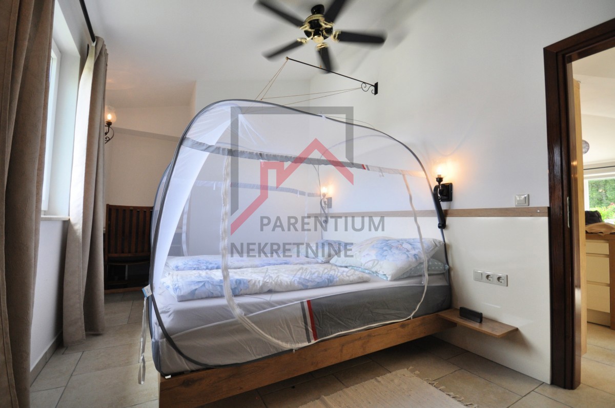 Istria, Parenzo - ESCLUSIVO - Casa con piscina e due appartamenti separati a 4 km dal mare