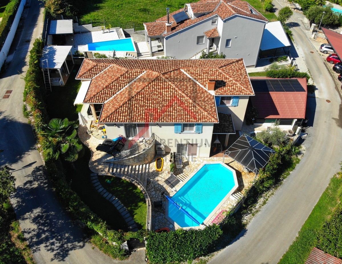 Istria, Parenzo - ESCLUSIVO - Casa con piscina e due appartamenti separati a 4 km dal mare