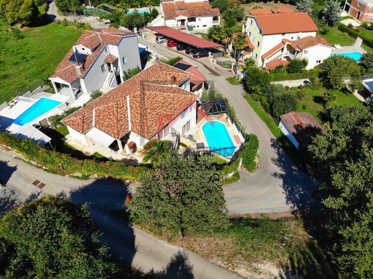 Istria, Parenzo - ESCLUSIVO - Casa con piscina e due appartamenti separati a 4 km dal mare