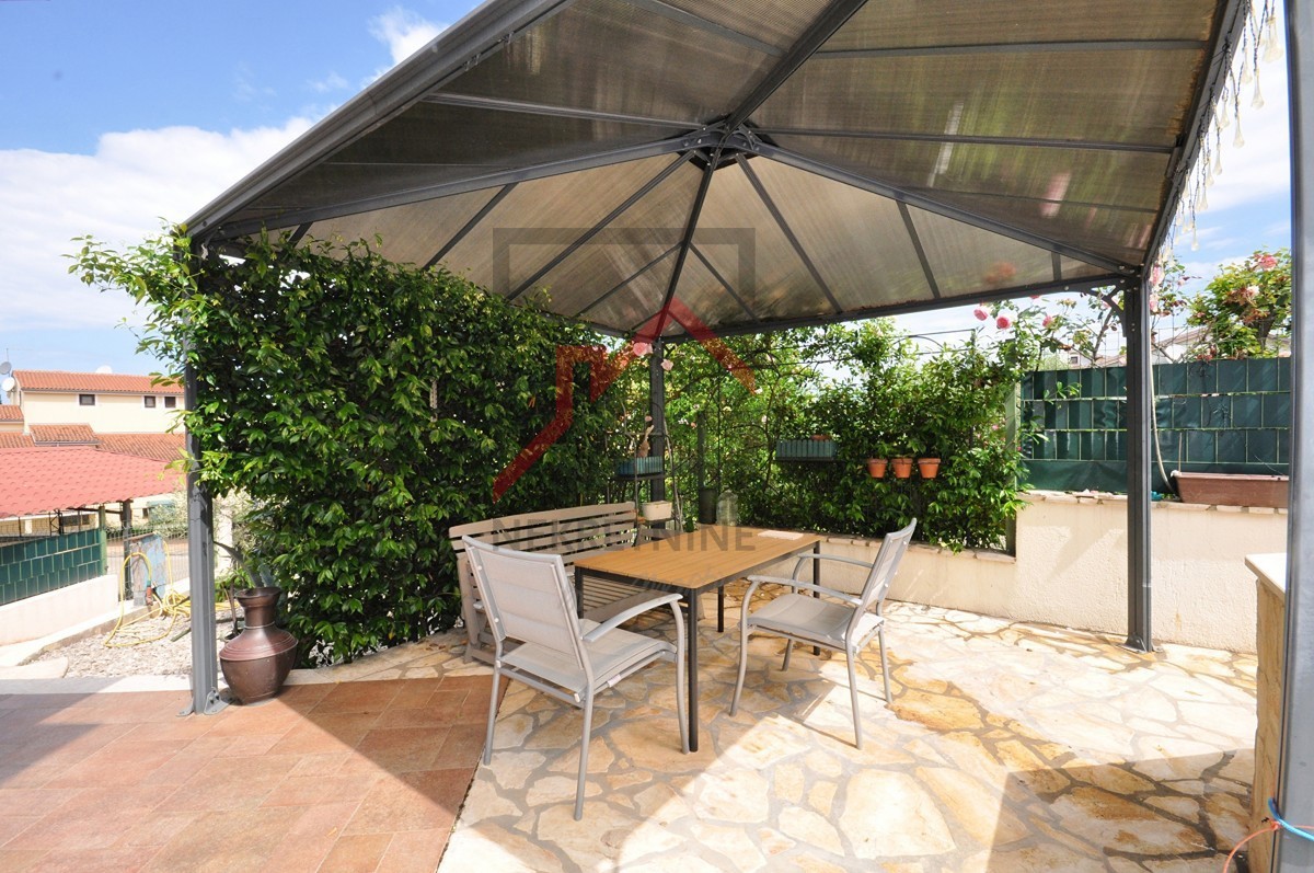 Istria, Parenzo - ESCLUSIVO - Casa con piscina e due appartamenti separati a 4 km dal mare