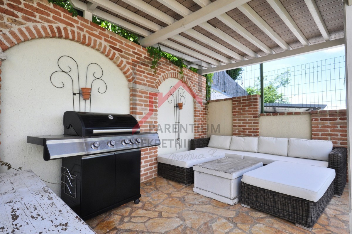 Istria, Parenzo - ESCLUSIVO - Casa con piscina e due appartamenti separati a 4 km dal mare