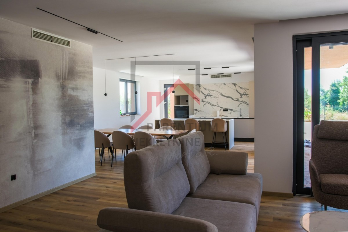 Villa in zona tranquilla con garage e piscina