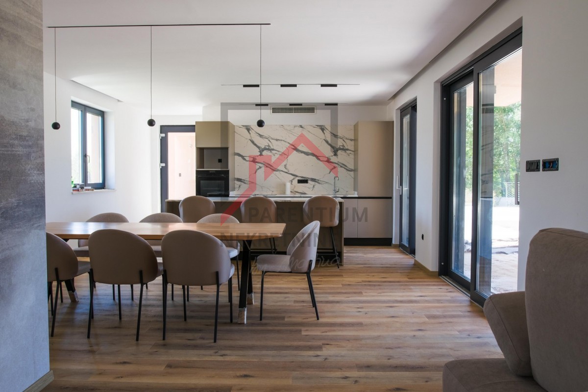 Villa in zona tranquilla con garage e piscina
