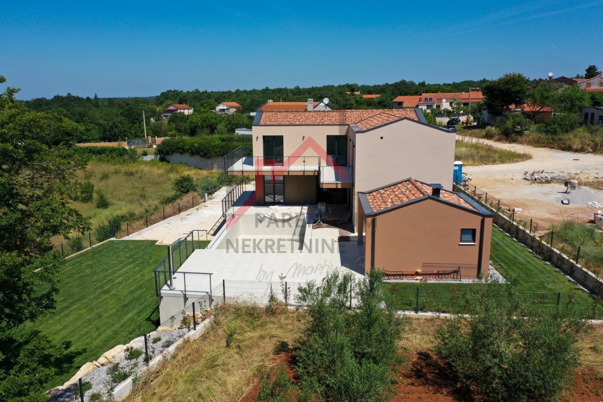 Villa in zona tranquilla con garage e piscina