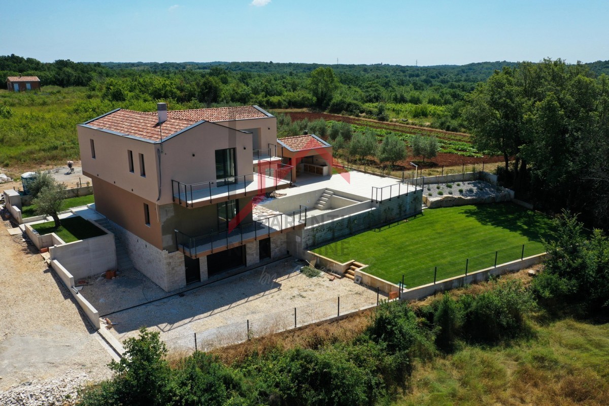 Villa in zona tranquilla con garage e piscina