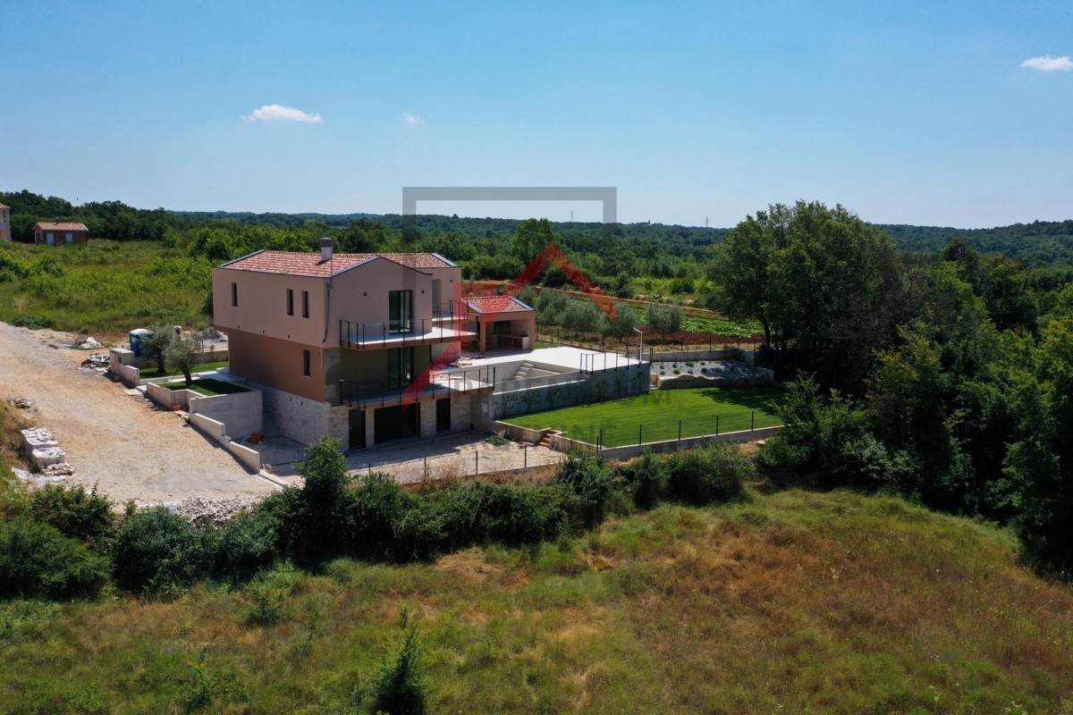 Villa in zona tranquilla con garage e piscina