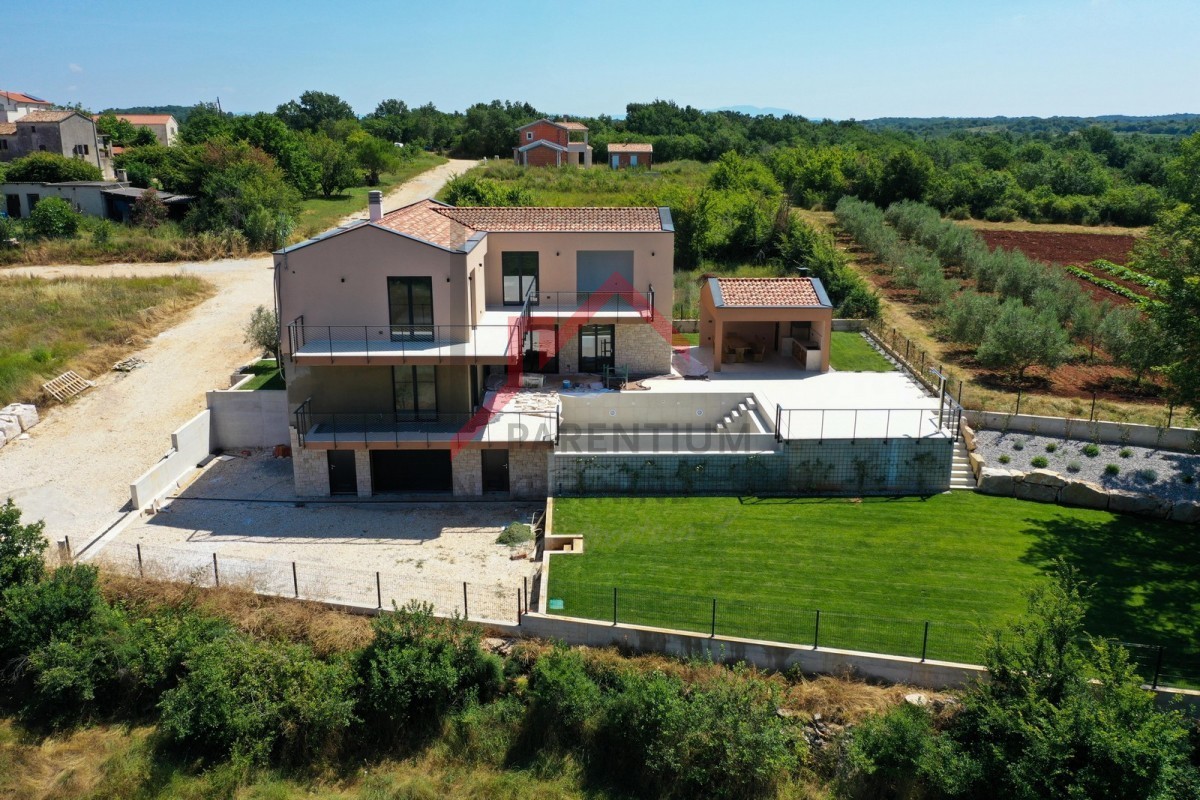 Villa in zona tranquilla con garage e piscina