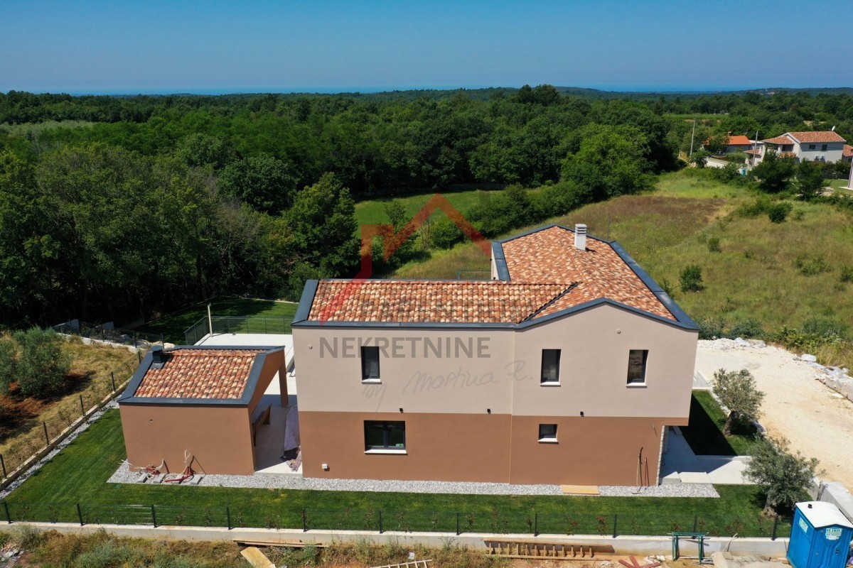 Villa in zona tranquilla con garage e piscina
