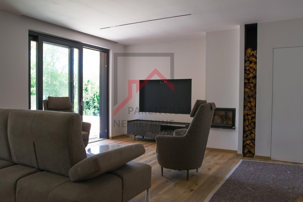 Villa in zona tranquilla con garage e piscina