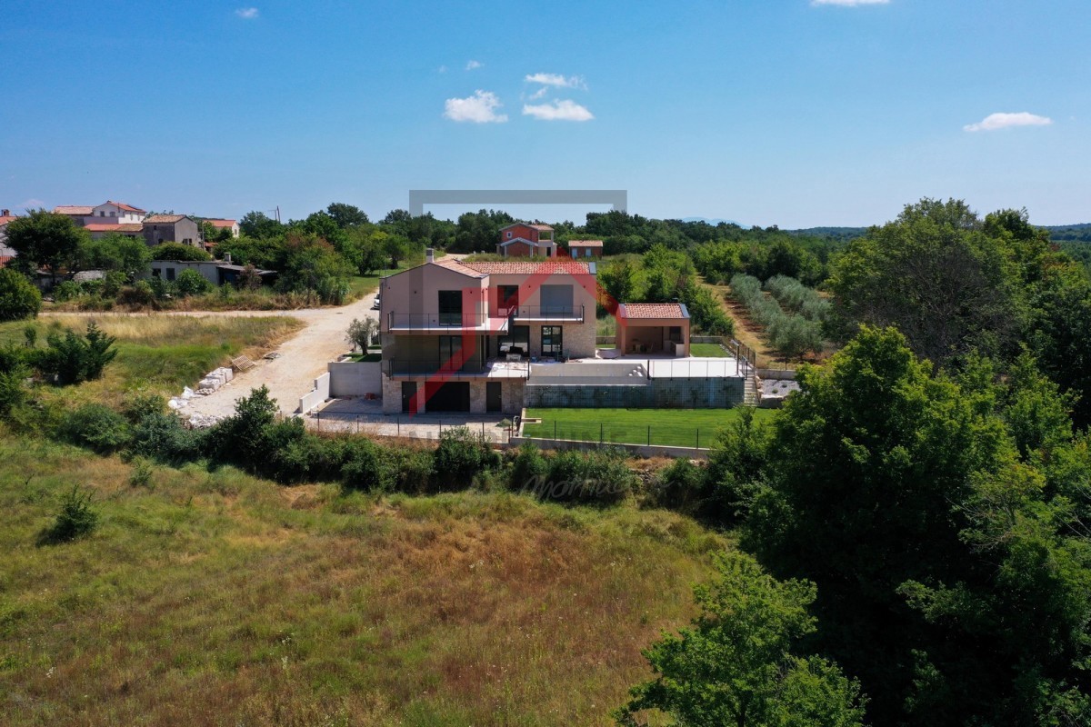 Villa in zona tranquilla con garage e piscina