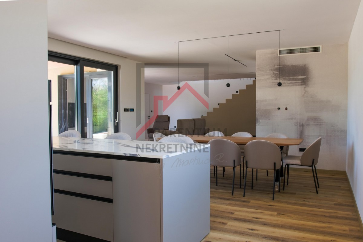 Villa in zona tranquilla con garage e piscina