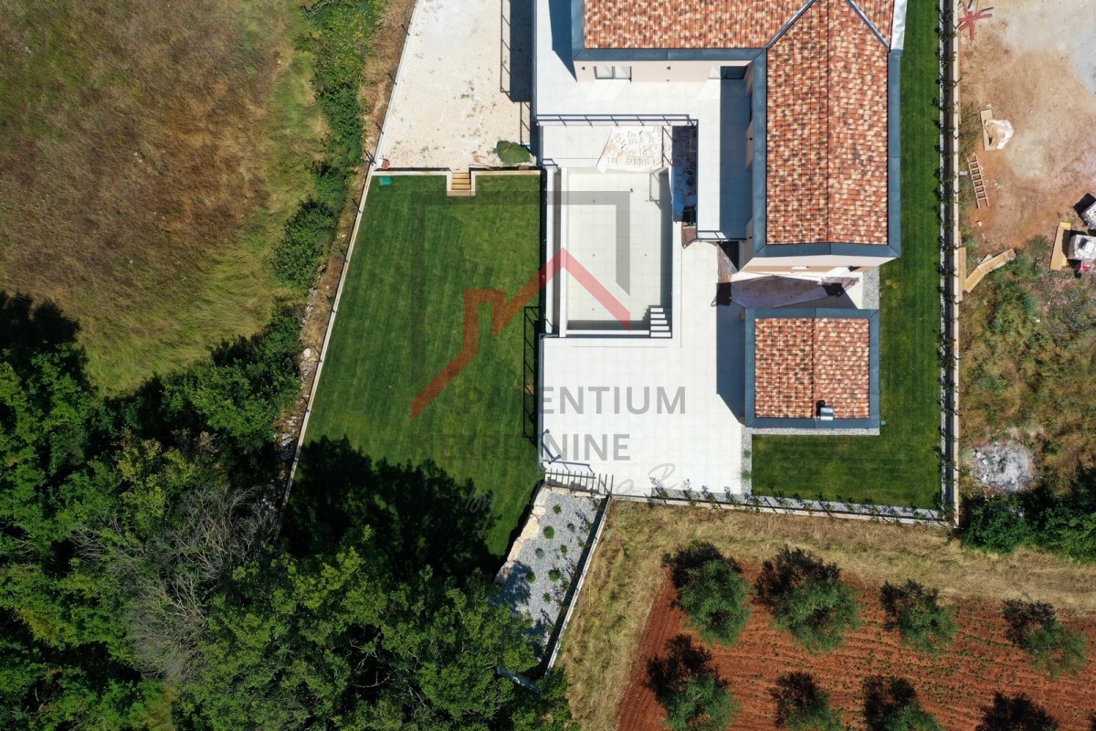 Villa in zona tranquilla con garage e piscina