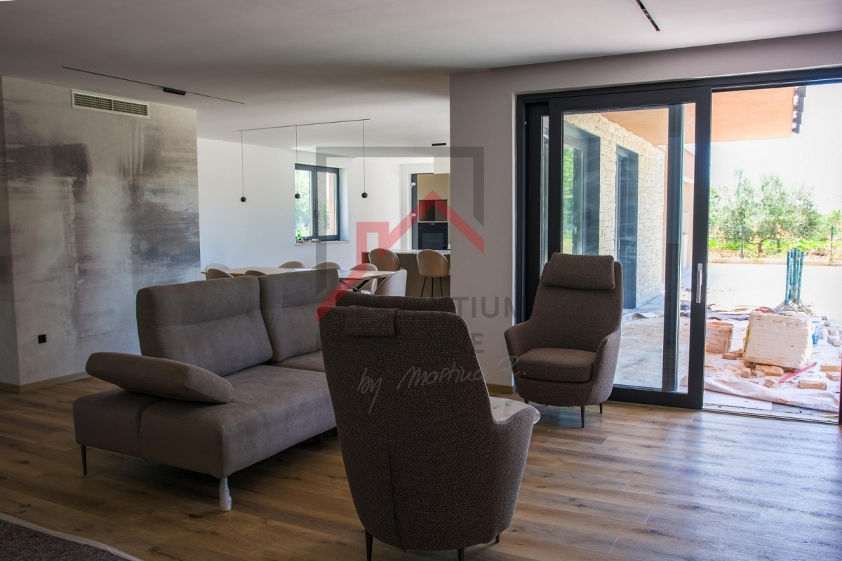Villa in zona tranquilla con garage e piscina