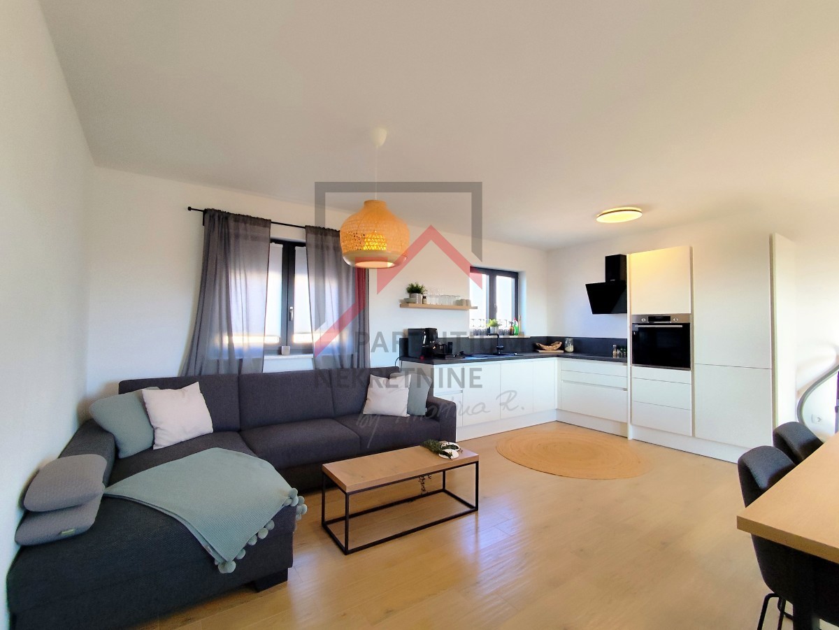 Istria, Parenzo - Appartamento moderno in un villaggio tranquillo, ideale per vivere e investire