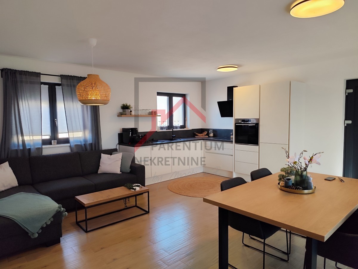 Istria, Parenzo - Appartamento moderno in un villaggio tranquillo, ideale per vivere e investire