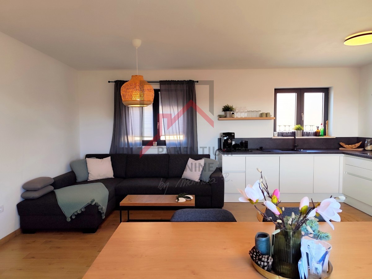 Istria, Parenzo - Appartamento moderno in un villaggio tranquillo, ideale per vivere e investire