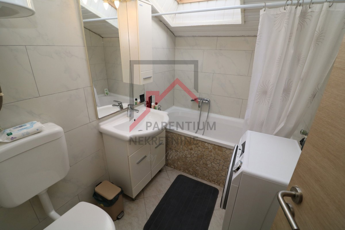 Istria, centro di Parenzo - appartamento ristrutturato con loggia, a 300 m dal mare