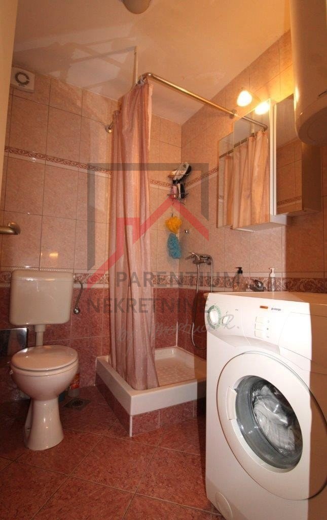 Appartamento con 3 camere da letto e due bagni nel porto di Červar, a 150 metri dal mare.