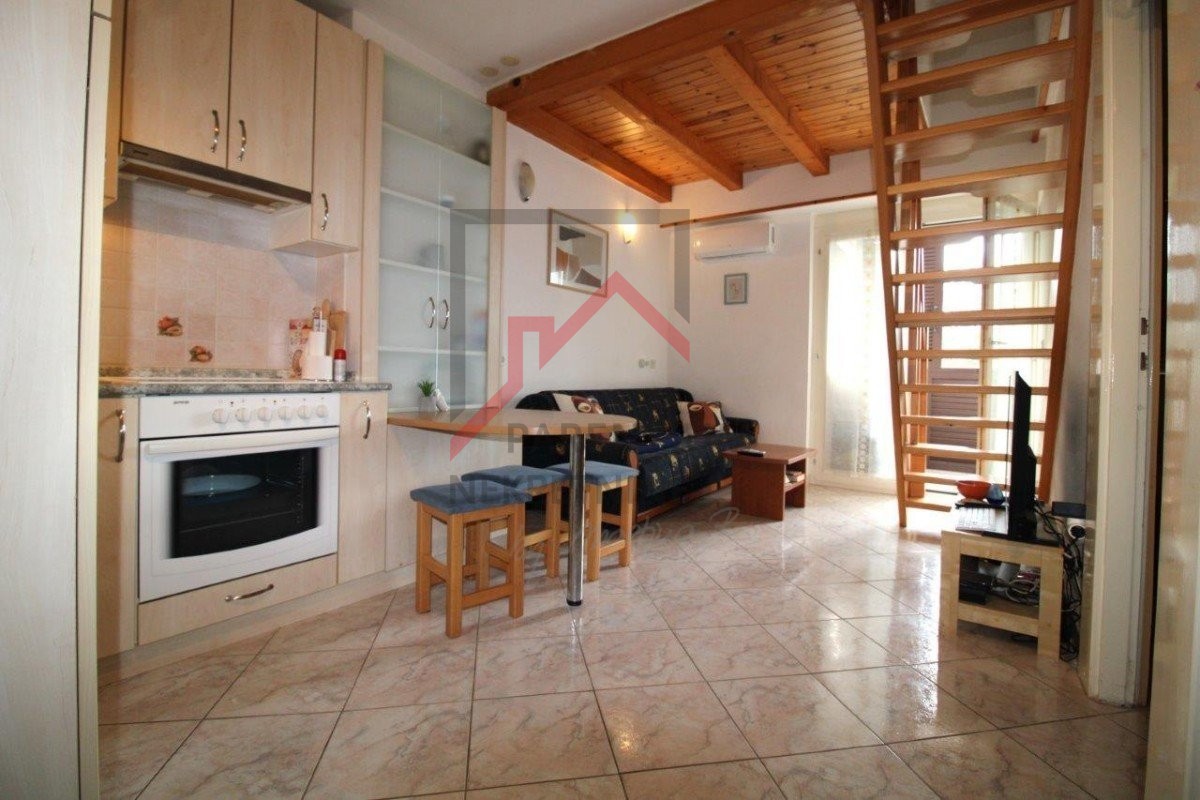 Appartamento con 3 camere da letto e due bagni nel porto di Červar, a 150 metri dal mare.