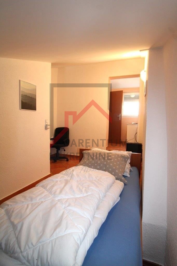 Appartamento con 3 camere da letto e due bagni nel porto di Červar, a 150 metri dal mare.