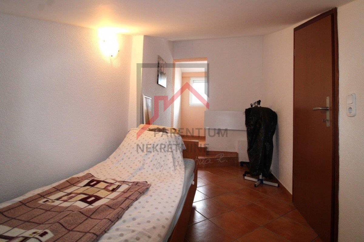 Appartamento con 3 camere da letto e due bagni nel porto di Červar, a 150 metri dal mare.