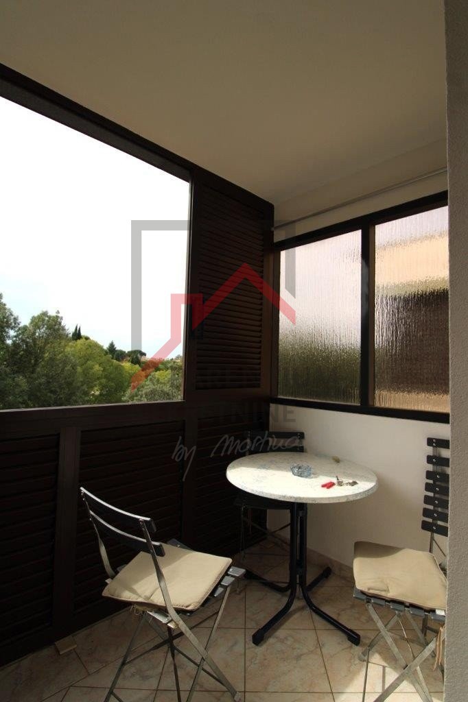 Appartamento con 3 camere da letto e due bagni nel porto di Červar, a 150 metri dal mare.