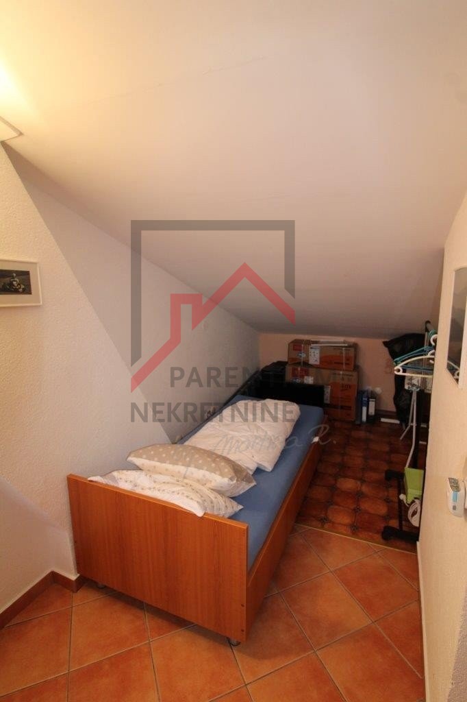 Appartamento con 3 camere da letto e due bagni nel porto di Červar, a 150 metri dal mare.