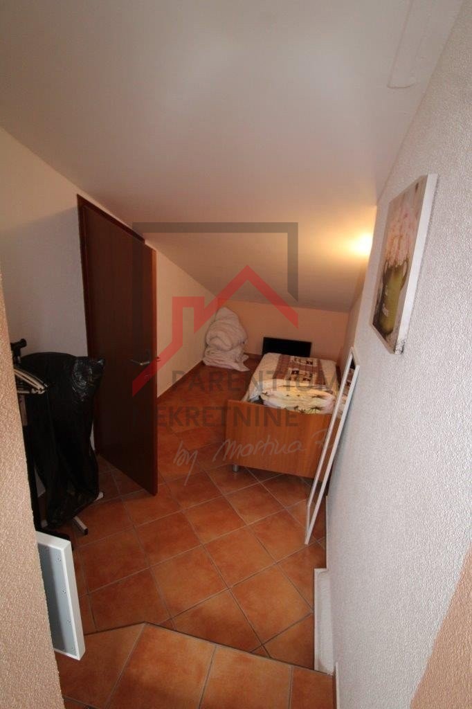 Appartamento con 3 camere da letto e due bagni nel porto di Červar, a 150 metri dal mare.