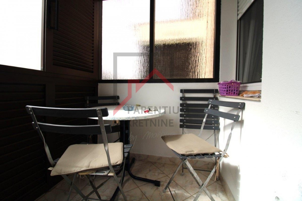 Appartamento con 3 camere da letto e due bagni nel porto di Červar, a 150 metri dal mare.